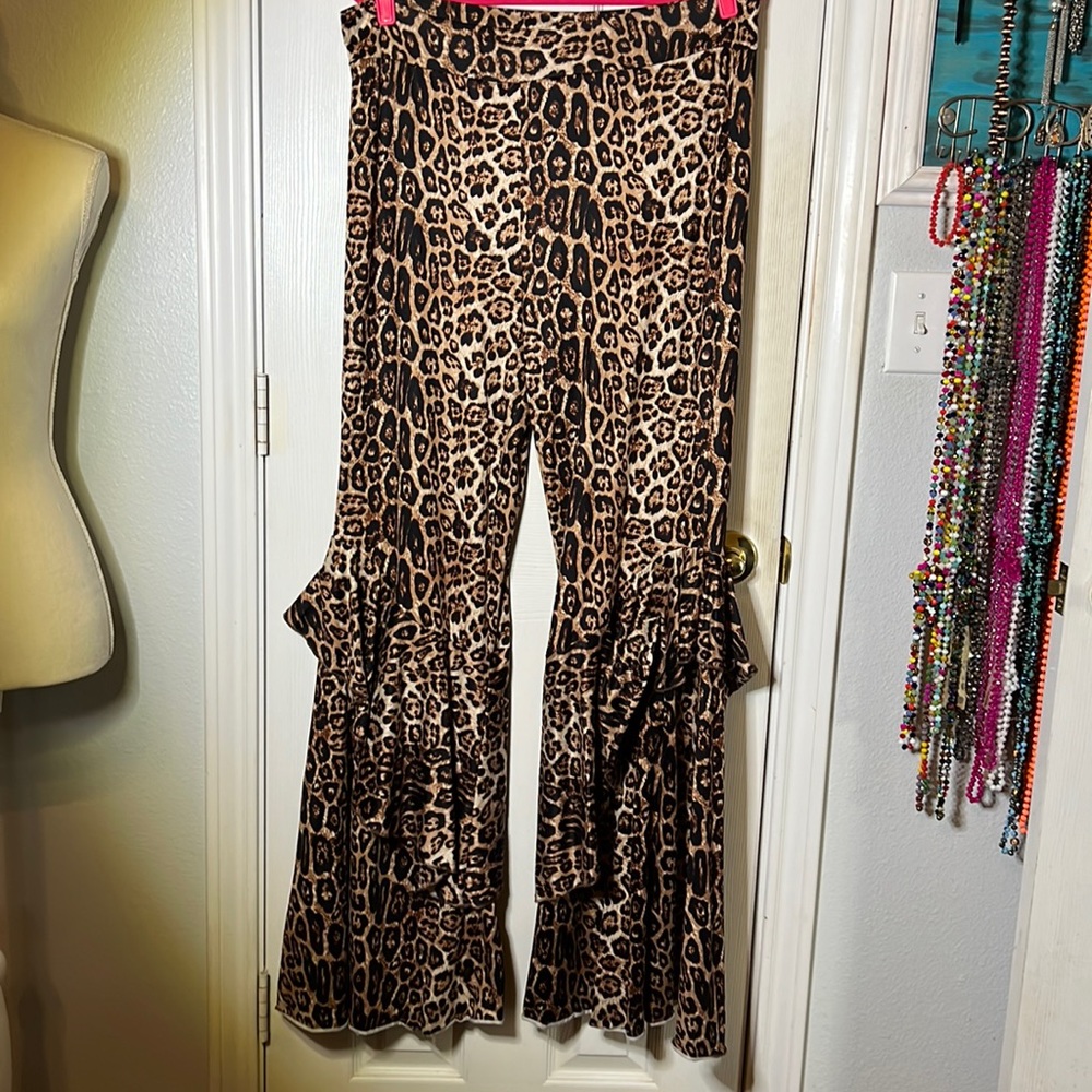 Super cute, ruffled, flare leg, cheetah print pants.